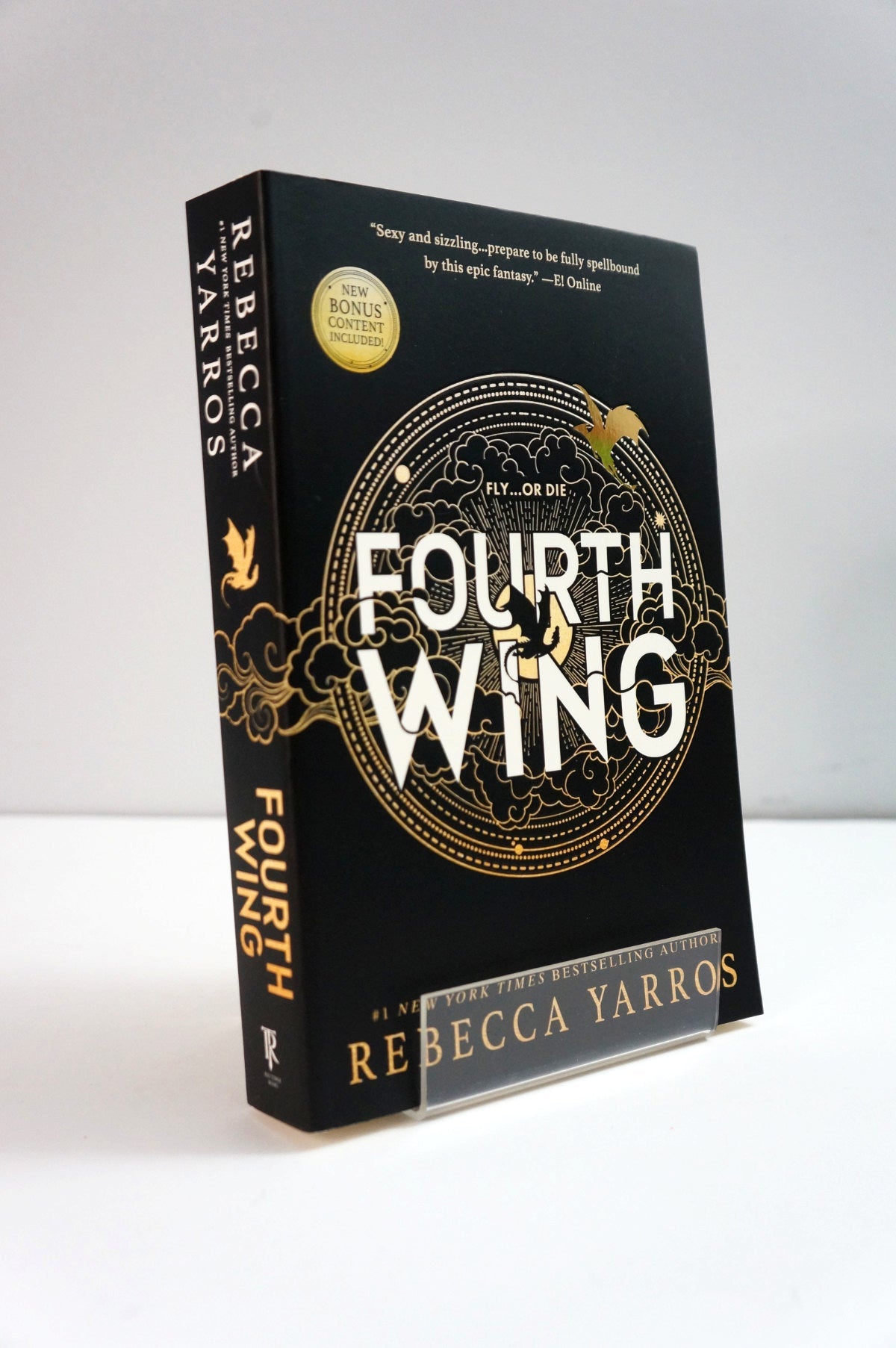Cover of Fourth Wing, a fantasy romance novel written by the American author Rebecca Yarros