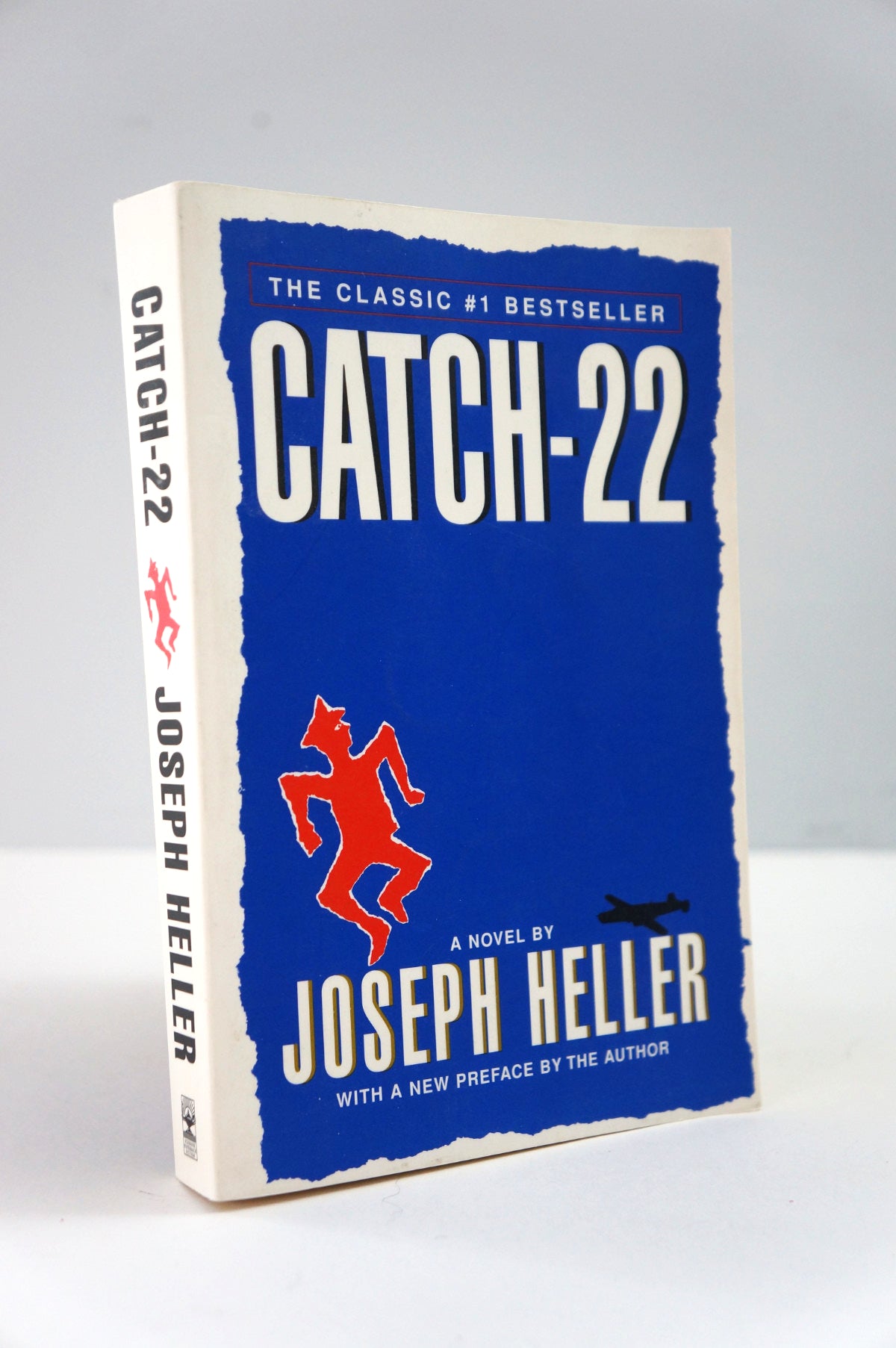 Book cover of 'Catch-22' by Joseph Heller with a blue background and red logo.